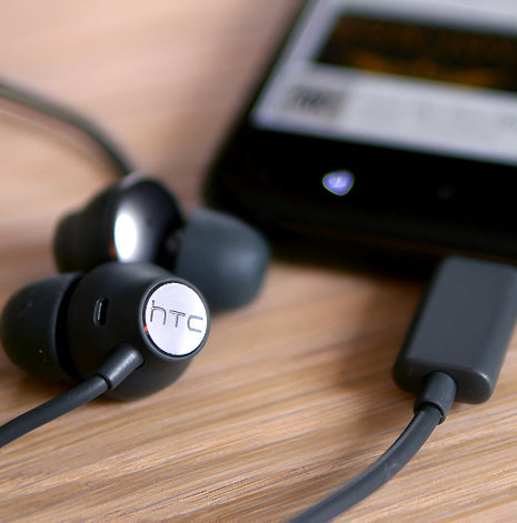 HTC U Sonic con conector USB‑Type C.